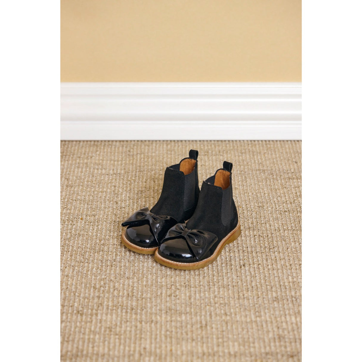 Angulus Svart/Svart Elastisk Chelsea Känga med Laxfärgad Nos och Rosett