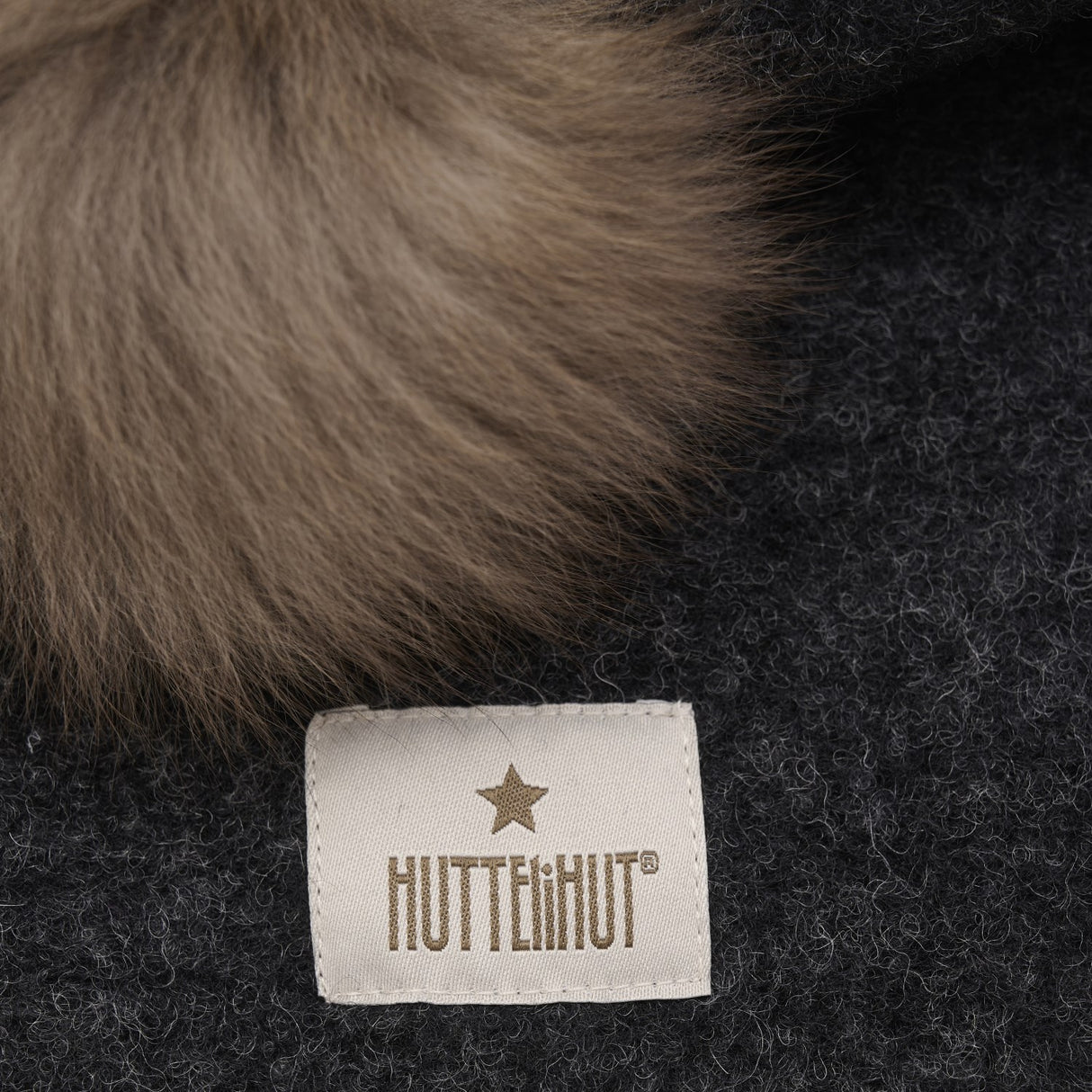 Huttelihut Dark Grey Melange Elefanthatt Ull Alpaca Pompoms