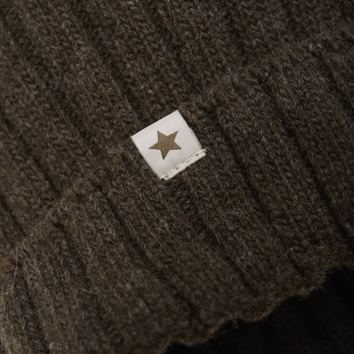 Huttelihut Dark Brown Melange Mössa Stickad Alpaca Pompom