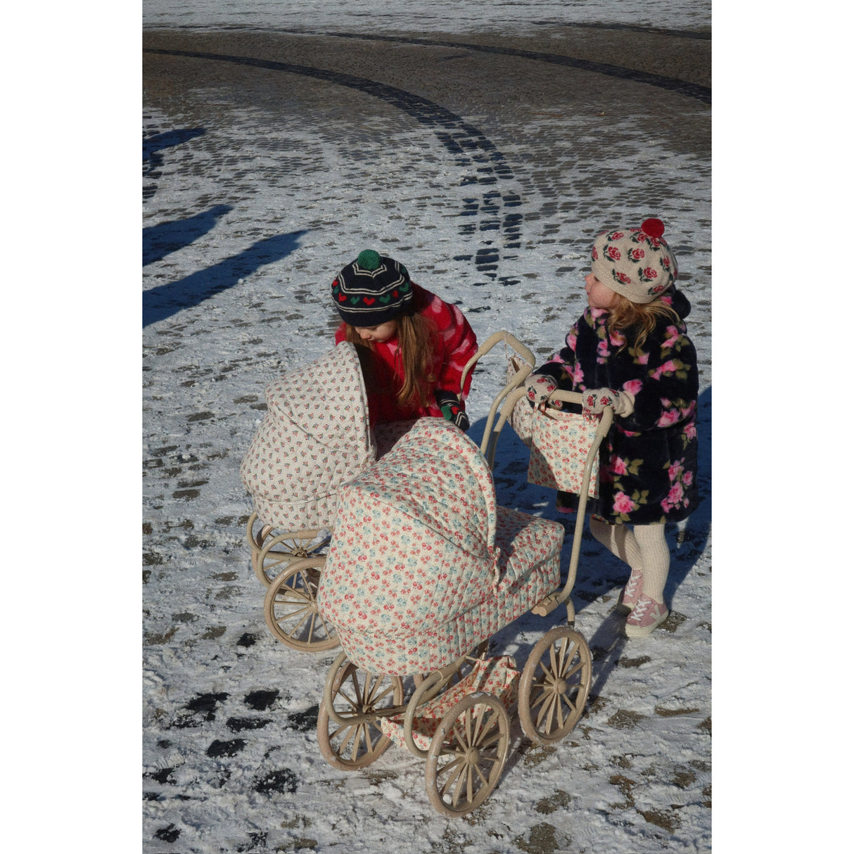 Konges Sløjd Lumina Minnie Docka Sittvagnar