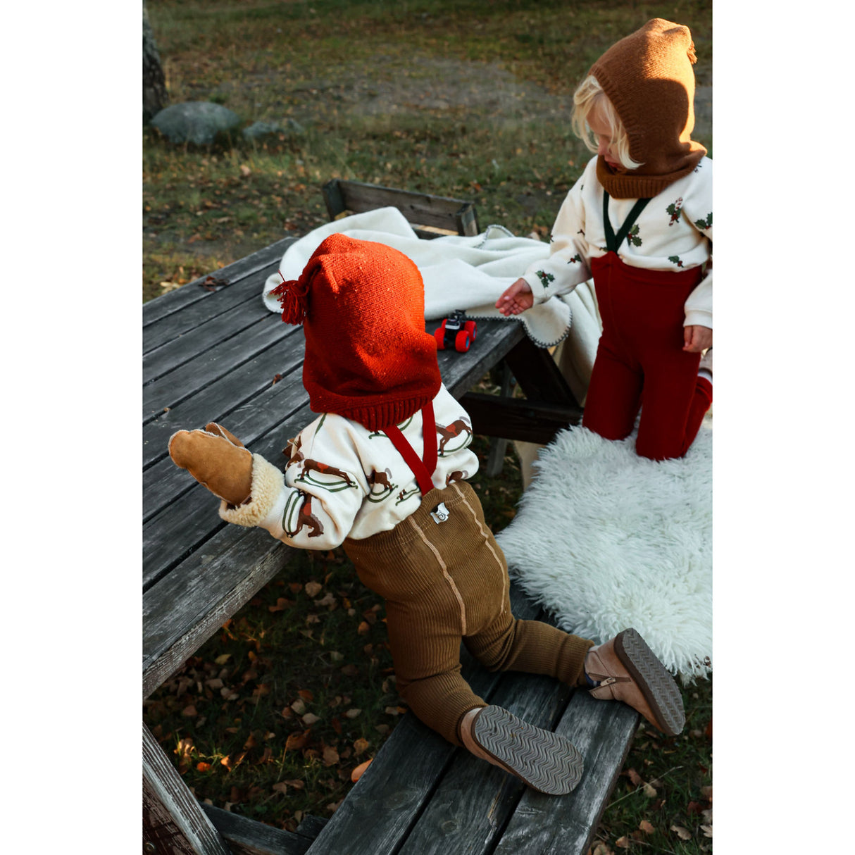 Silly Silas Acorn Brown With Maple Leaf Footed Strumpbyxar Christmas Edition