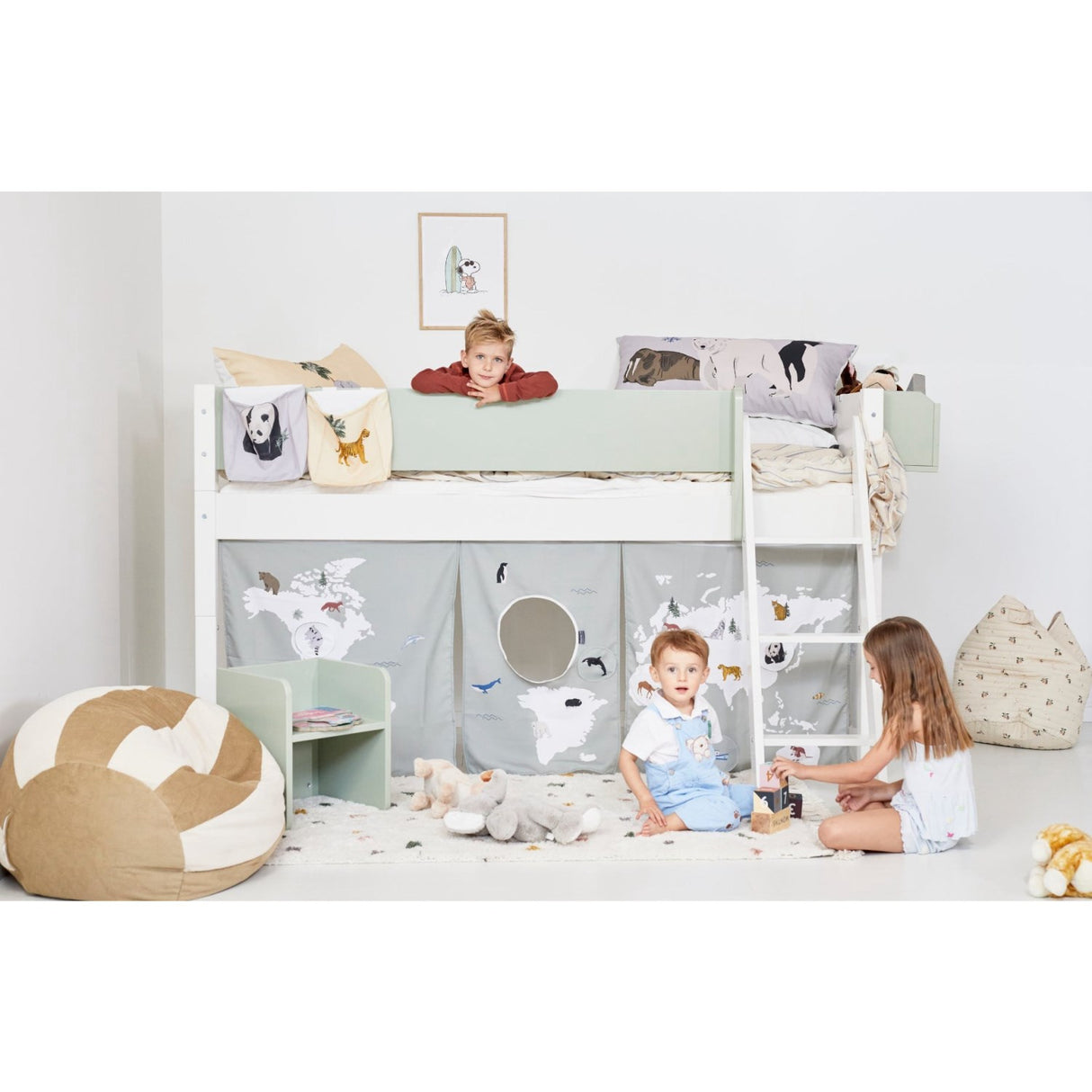 Manis-h Snow White Mari Halvhøj Säng Med Skråstige