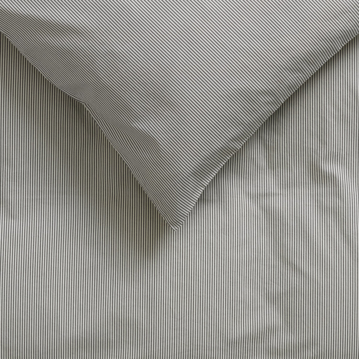 by KlipKlap Steel Grey Emil Stripe Sängkläder