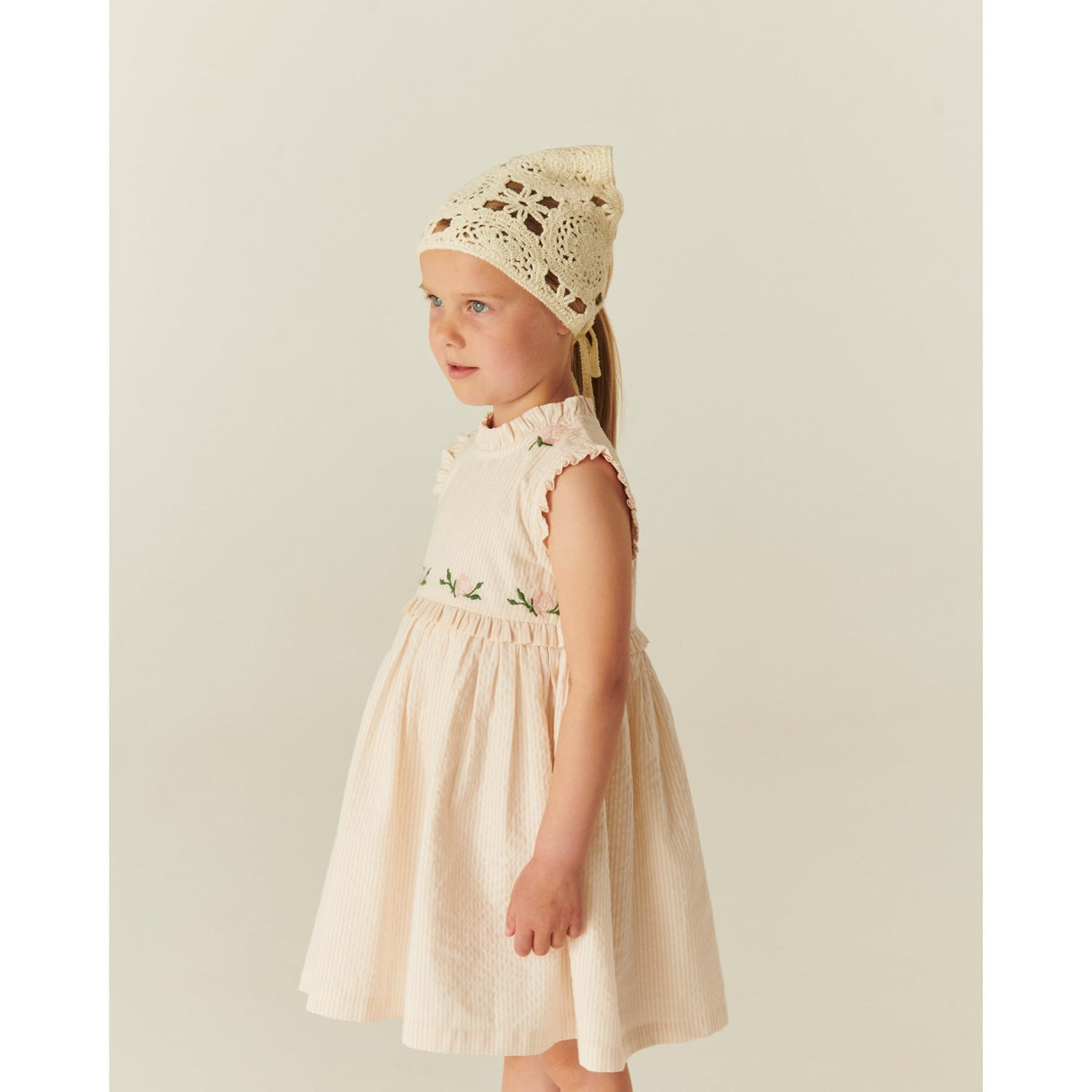 COPENHAGEN COLORS Dusty Rose W Cream Stripe Seersucker Klänning W. Ruffles Och Emb.