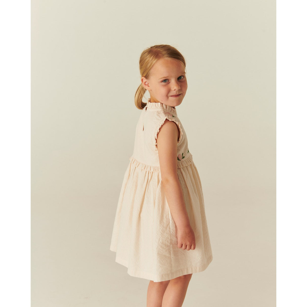 COPENHAGEN COLORS Dusty Rose W Cream Stripe Seersucker Klänning W. Ruffles Och Emb.