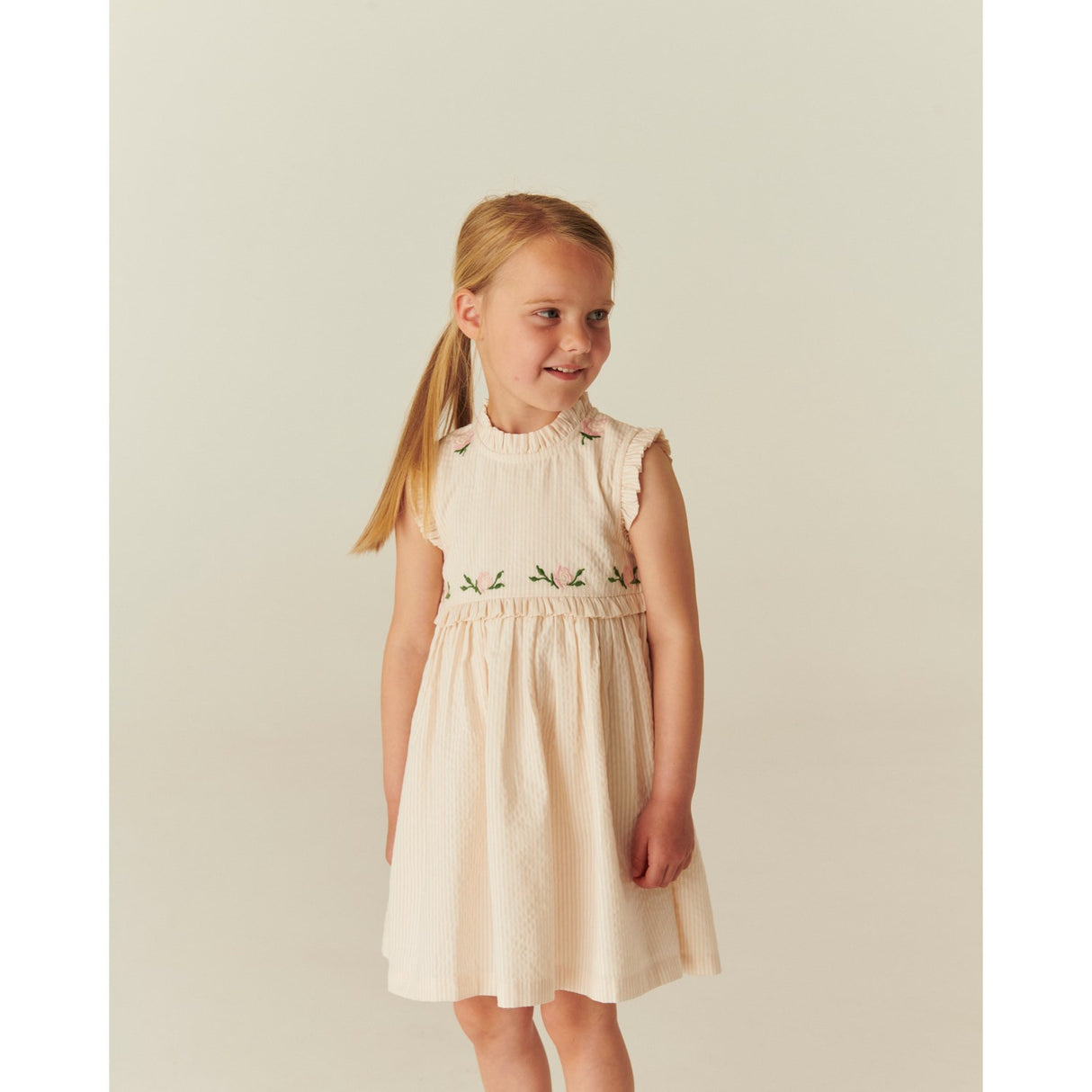 COPENHAGEN COLORS Dusty Rose W Cream Stripe Seersucker Klänning W. Ruffles Och Emb.