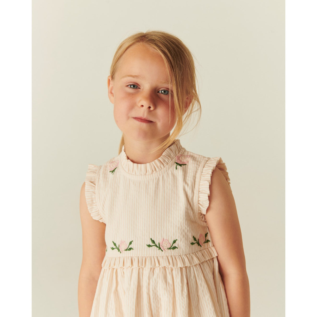 COPENHAGEN COLORS Dusty Rose W Cream Stripe Seersucker Klänning W. Ruffles Och Emb.