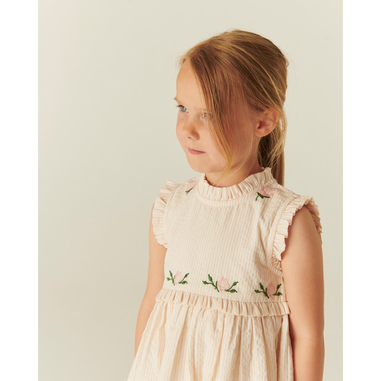 COPENHAGEN COLORS Dusty Rose W Cream Stripe Seersucker Klänning W. Ruffles Och Emb.