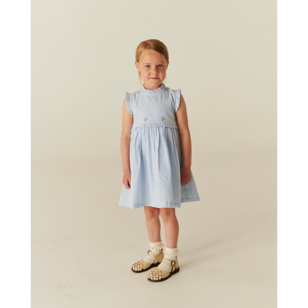 COPENHAGEN COLORS Sky Blue W Cream Stripe Seersucker Klänning W. Ruffles Och Emb.