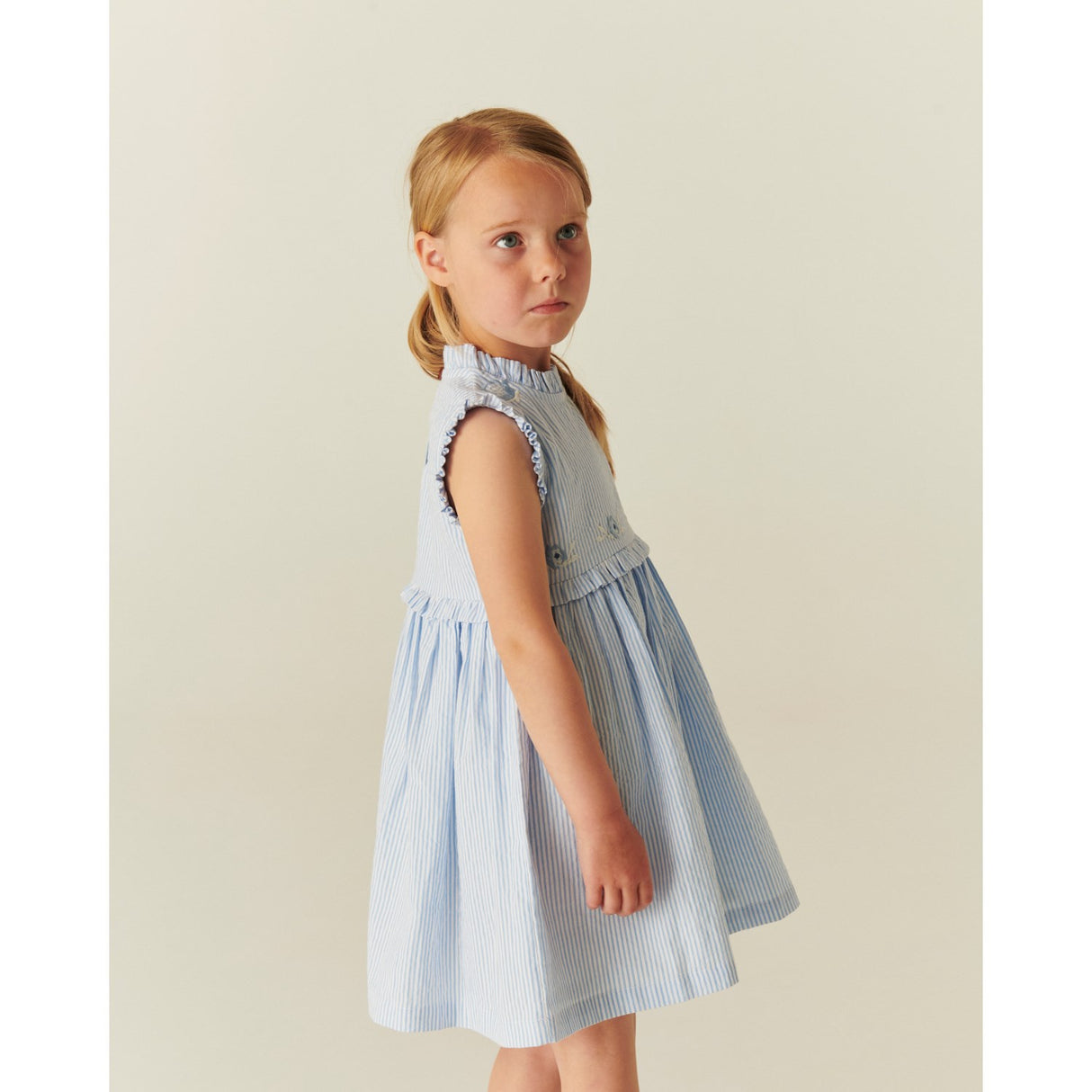 COPENHAGEN COLORS Sky Blue W Cream Stripe Seersucker Klänning W. Ruffles Och Emb.