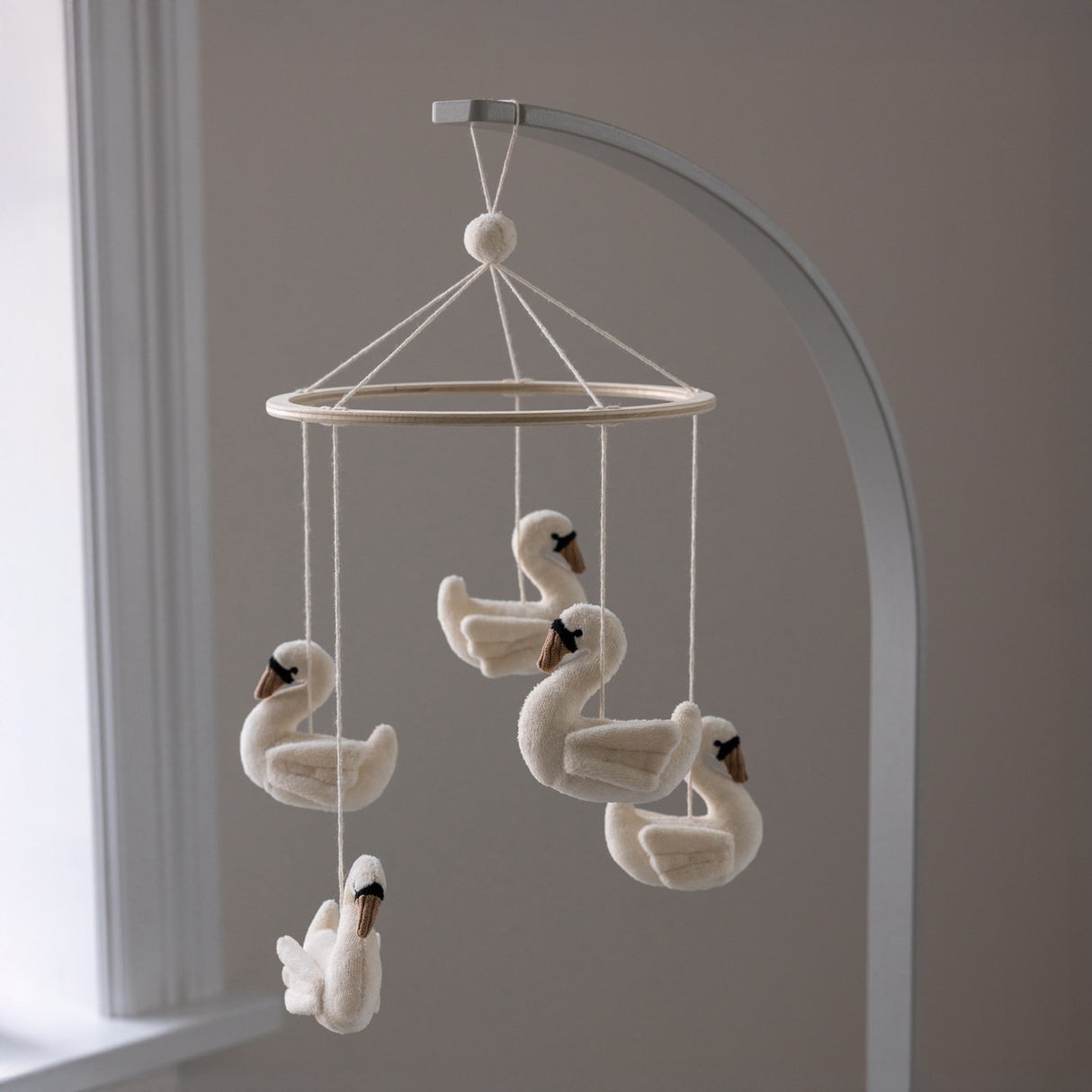 Sebra Beige Swans Baby Mobil