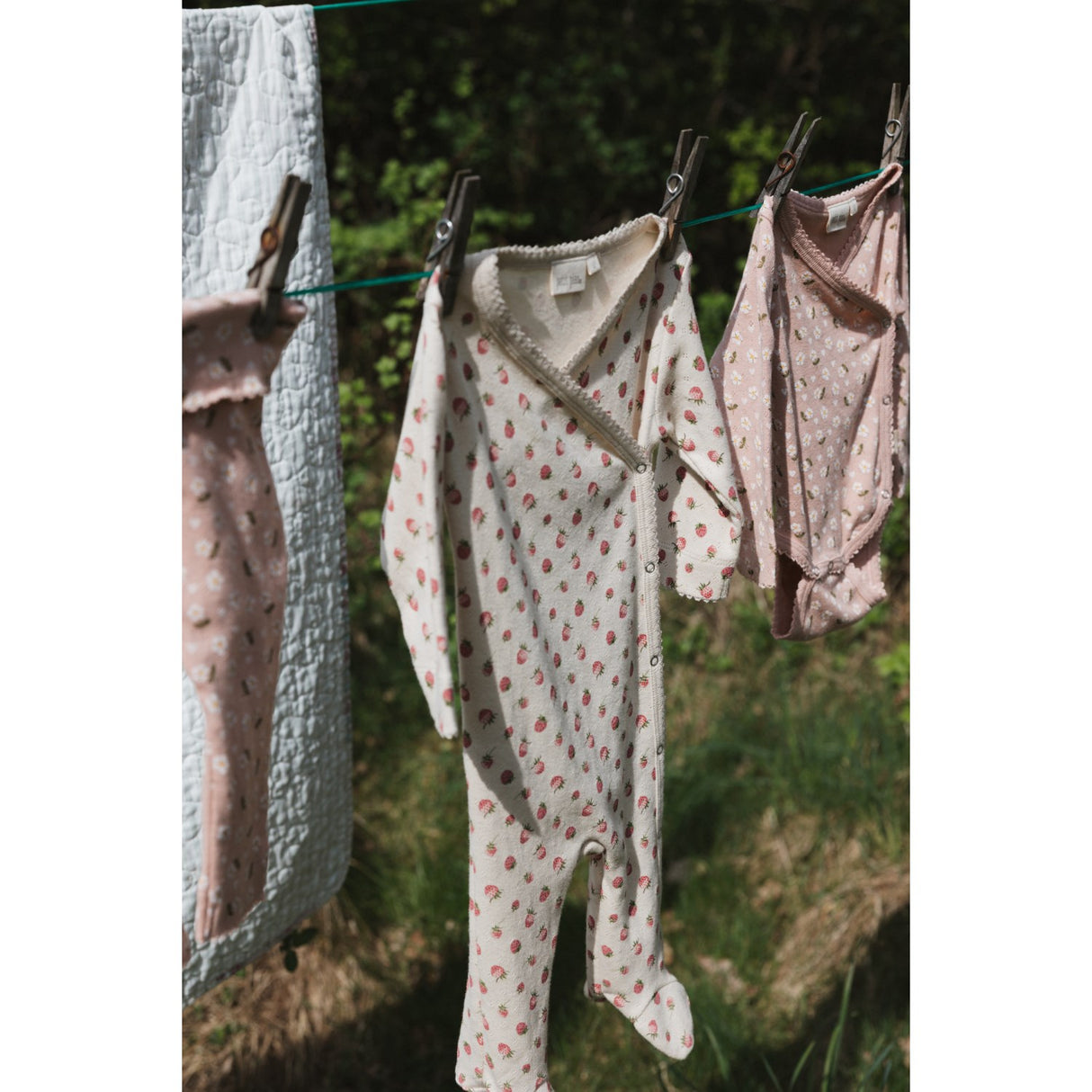 Petit Piao Fog Strawberry AOP PPDea L_S Byxdress Fold Feet NB