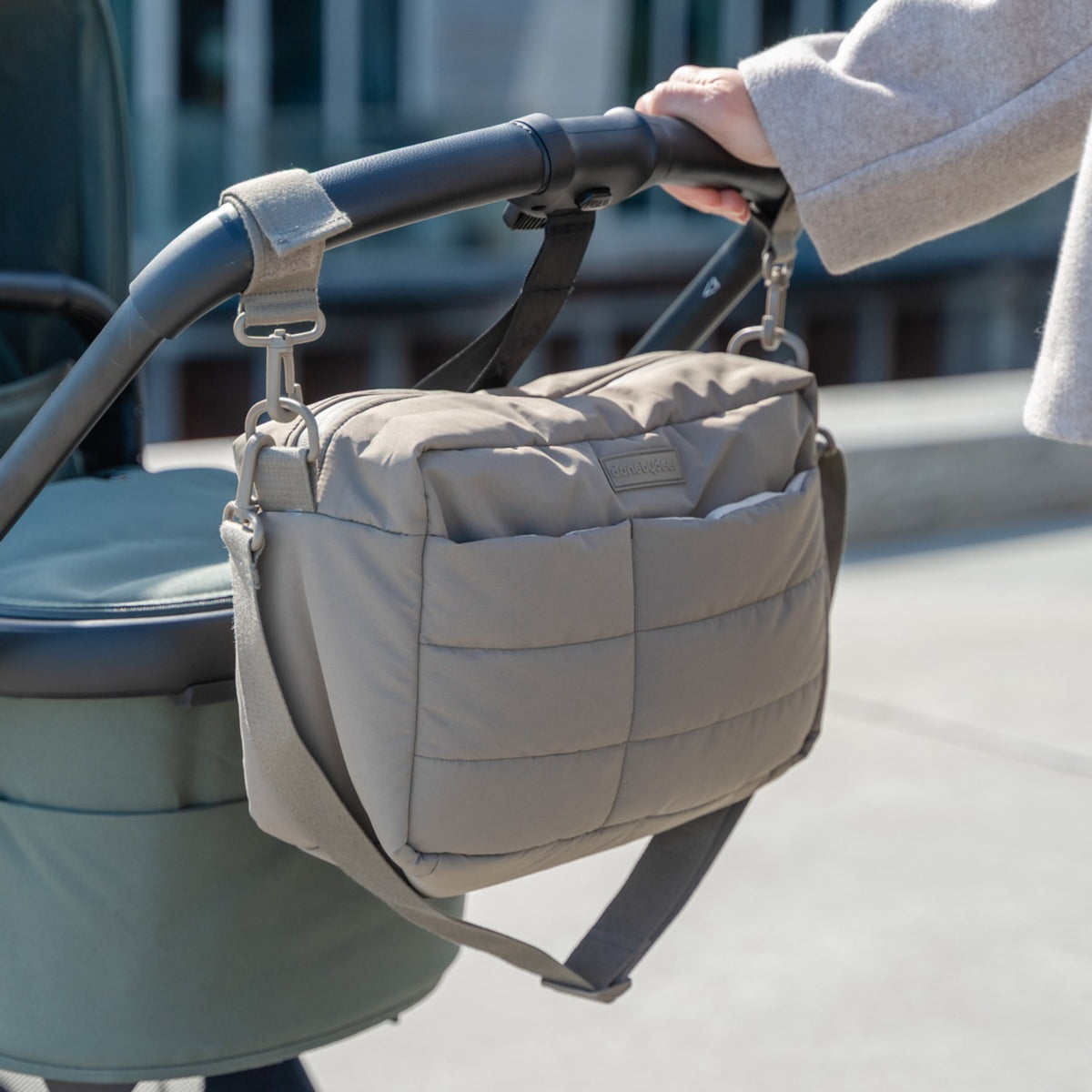 DonebyDeer Taupe Quiltad Stroller Väska