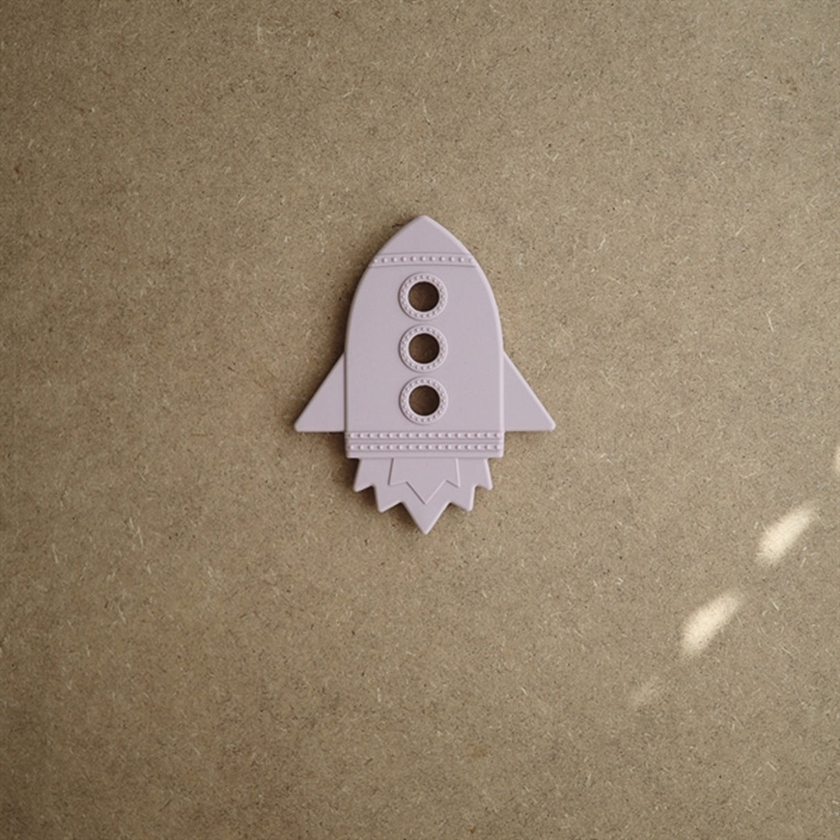 Mushie Bitring Rocket Soft Lilac