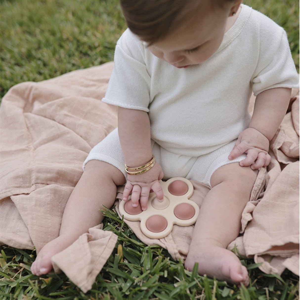 Mushie Aktivitetsleksaker Blomst Rose/Blush/Shifting Sand