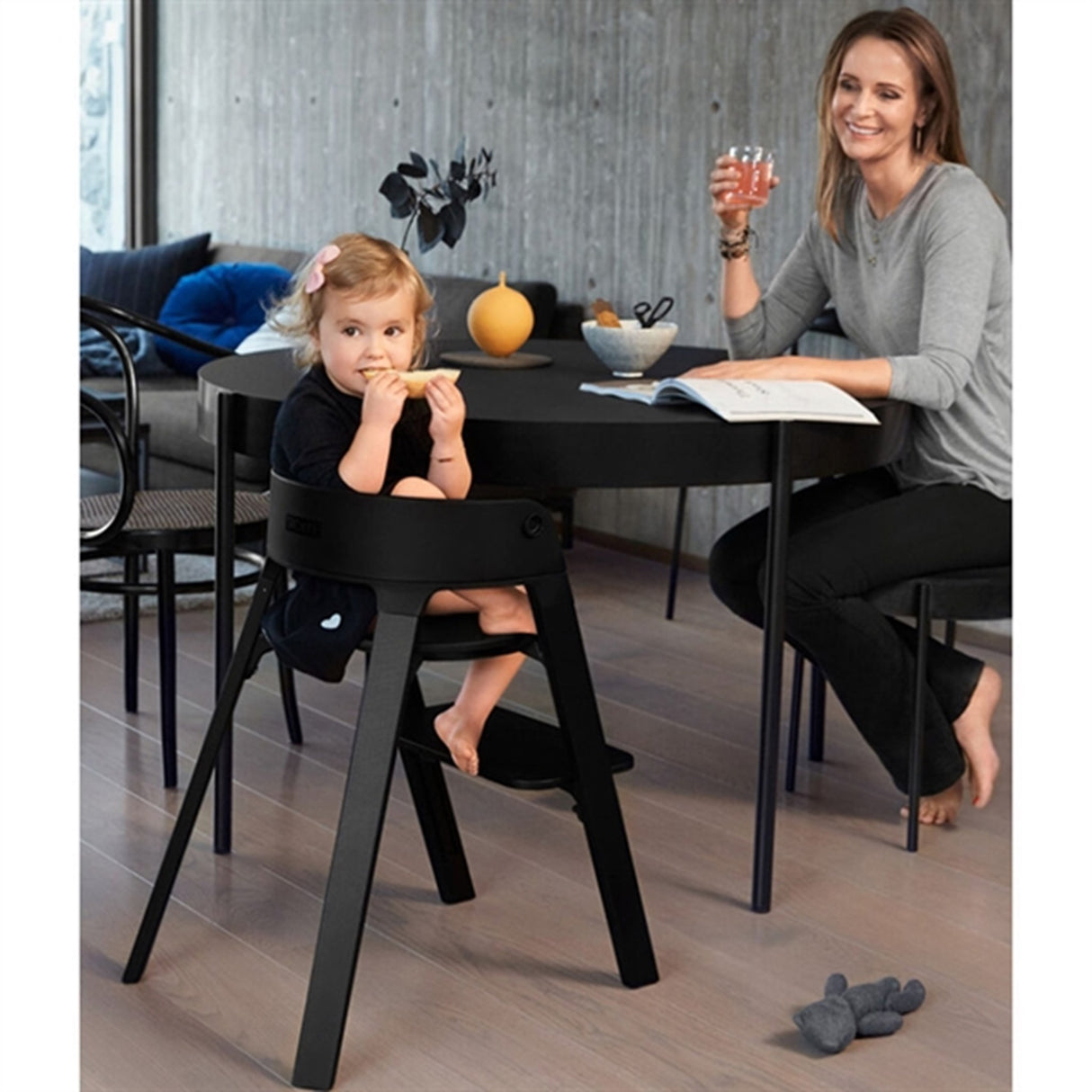 Stokke® Steps™ Chair Black inkl. Bouncer i White Deep Grey 2