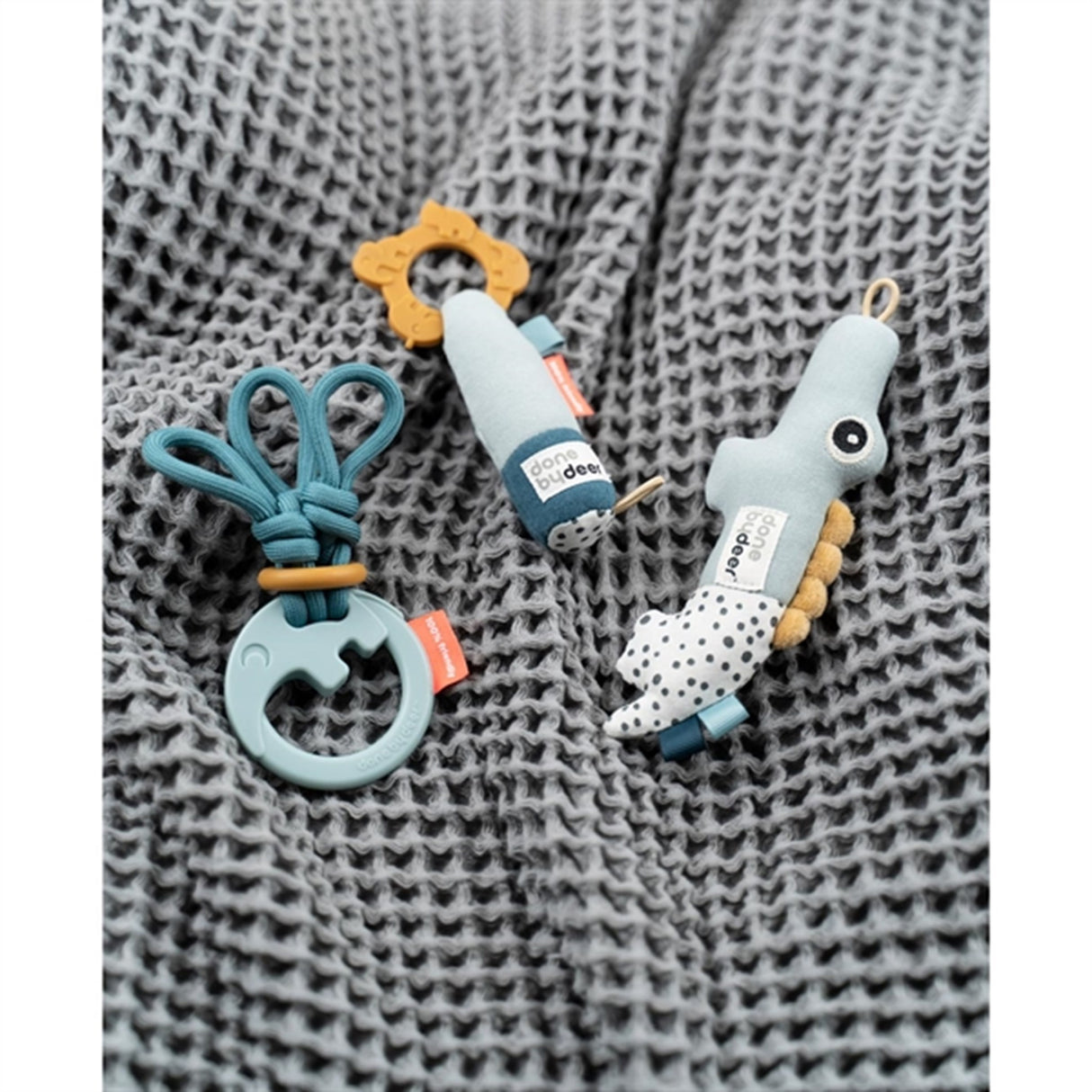 Done by Deer Tiny Activity Toys Presentset Blå