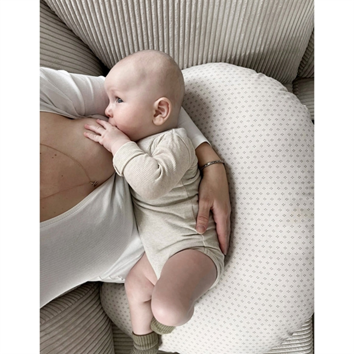 Pine Cone Amningskudde Nora Natura Dot