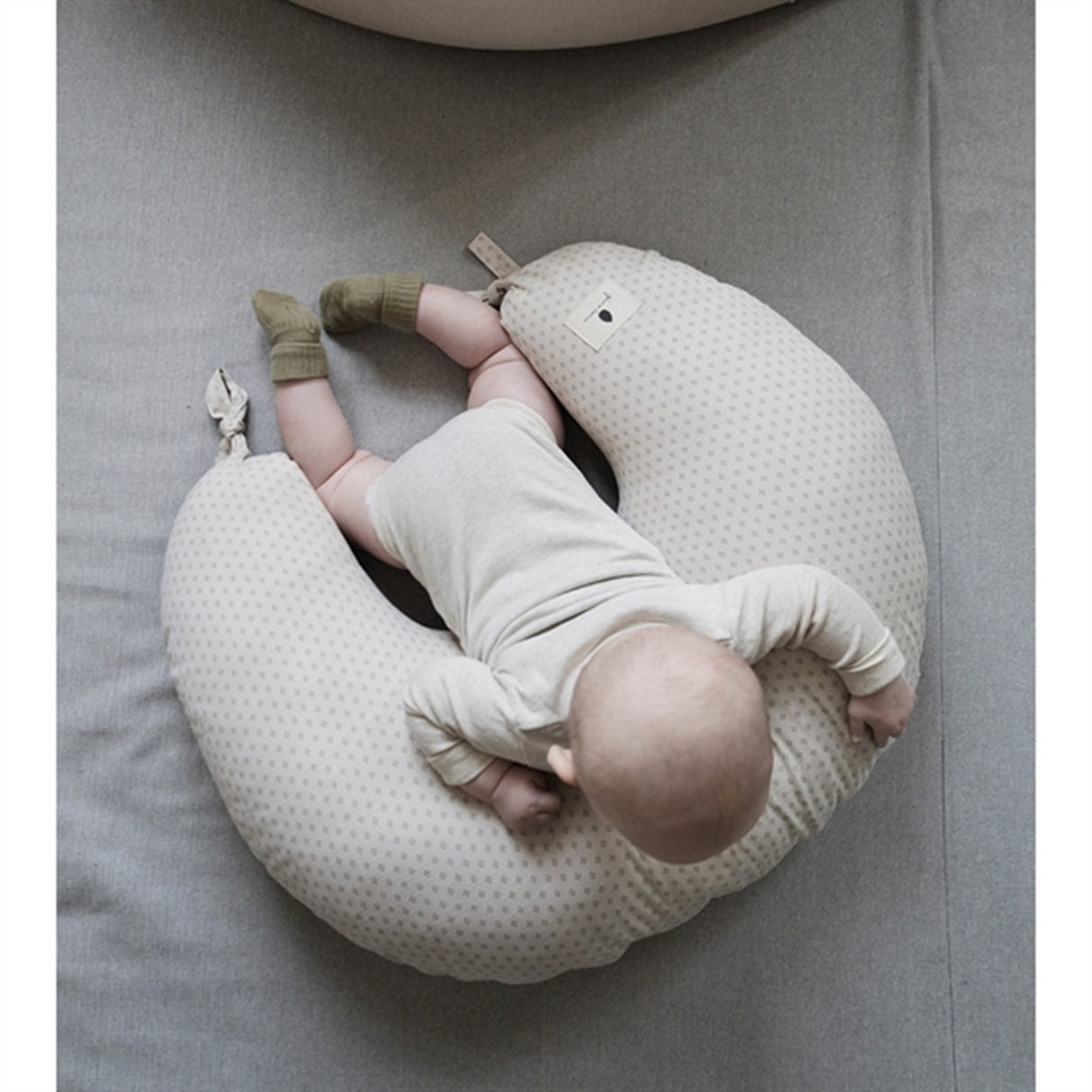 Pine Cone Amningskudde Nora Natura Dot