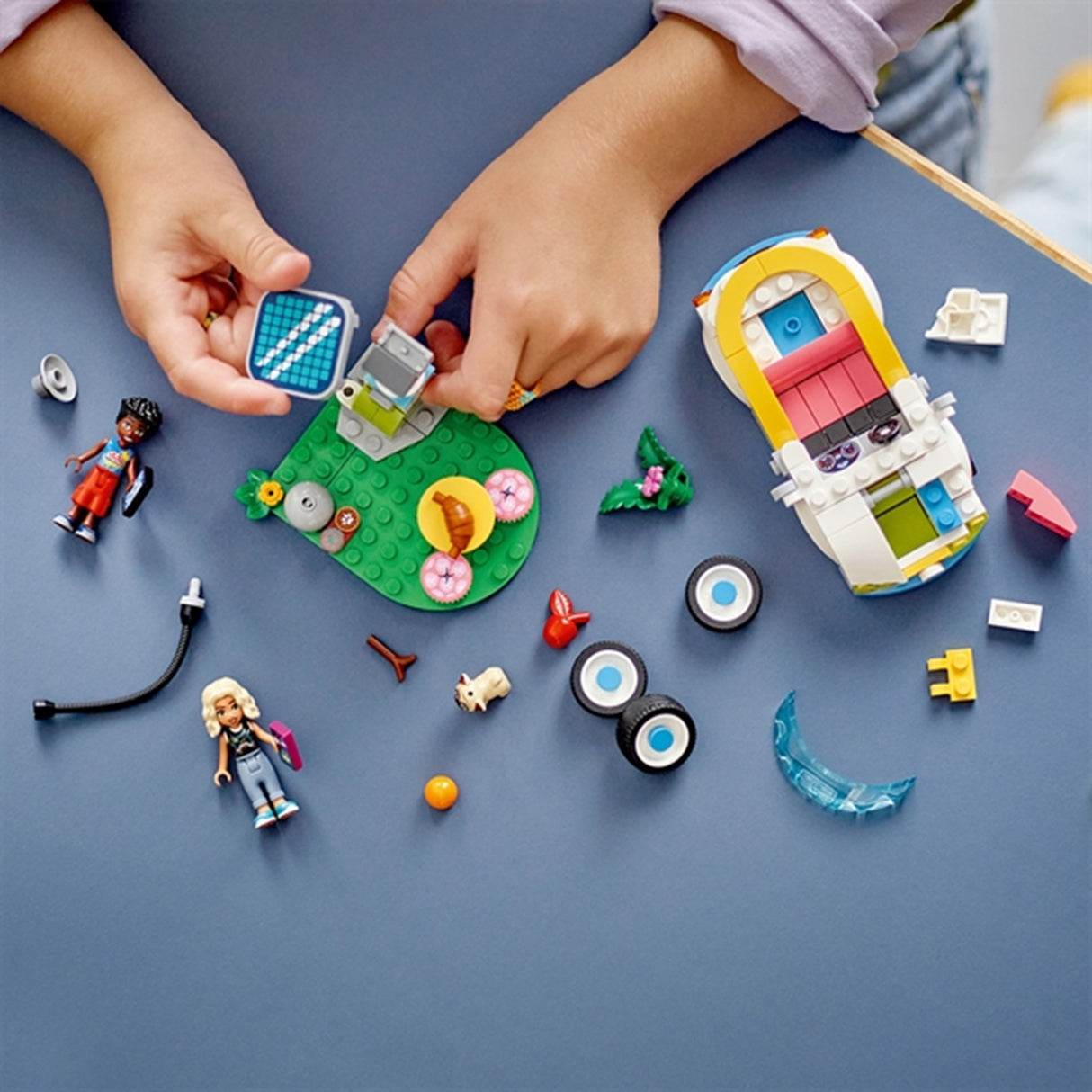 LEGO® Friends Elbil och Laddstation