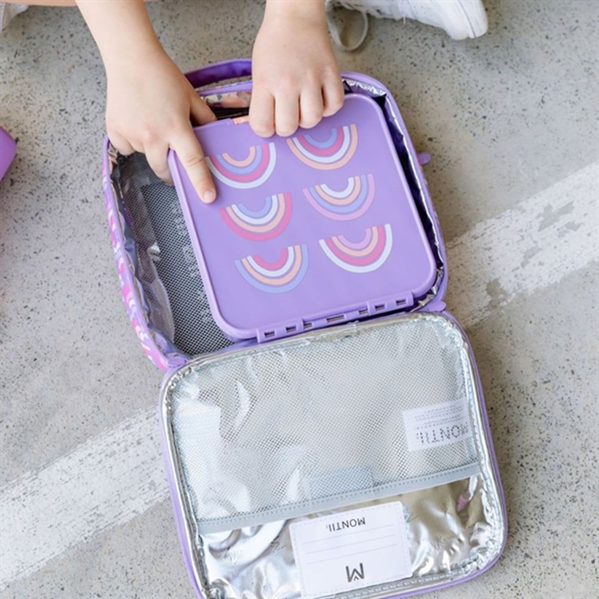 MontiiCo Montii Kylväska Str. M - Rainbow Roller