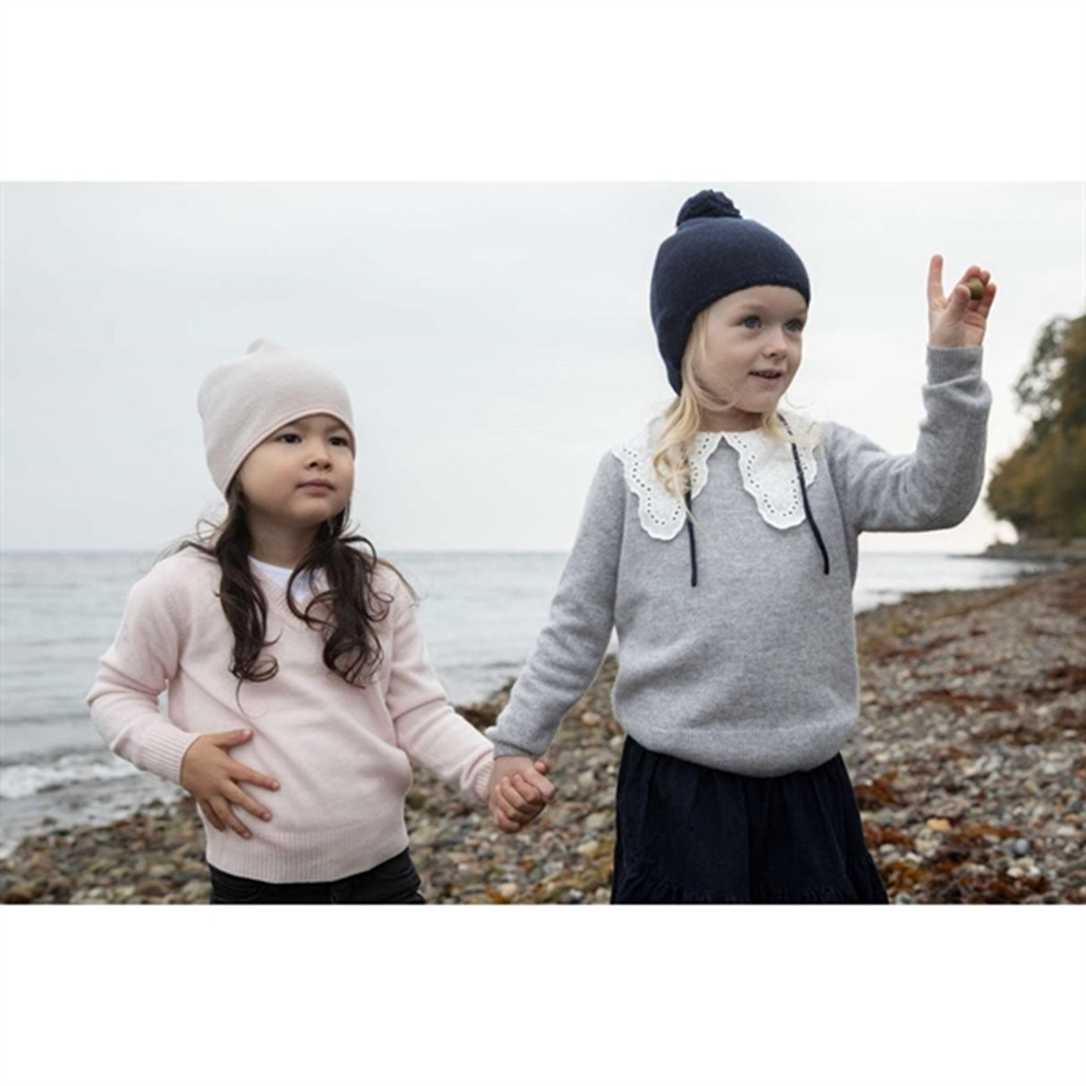 HOLMM Navy Pom Pom Cashmere Stickat Mössa