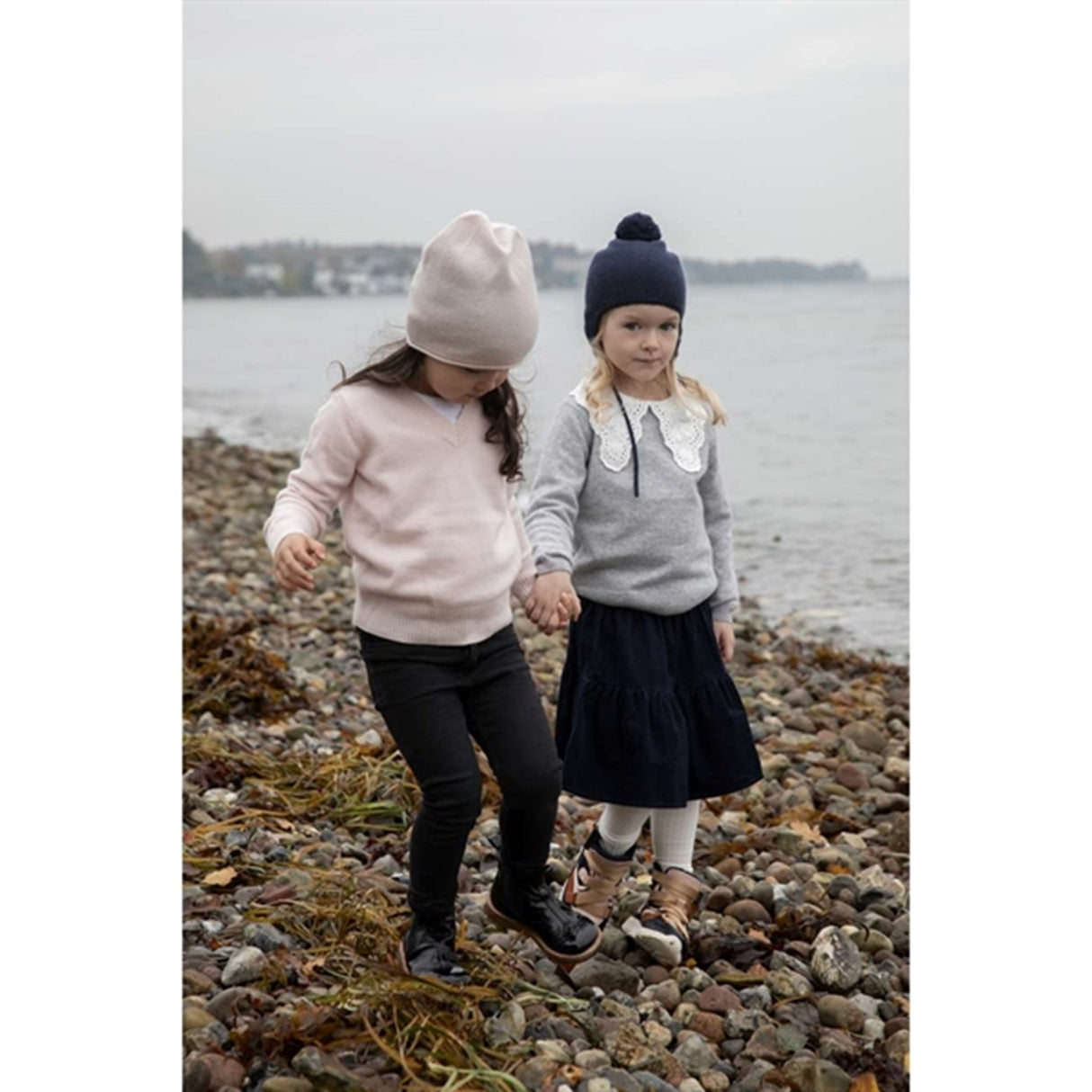 HOLMM Navy Pom Pom Cashmere Stickat Mössa