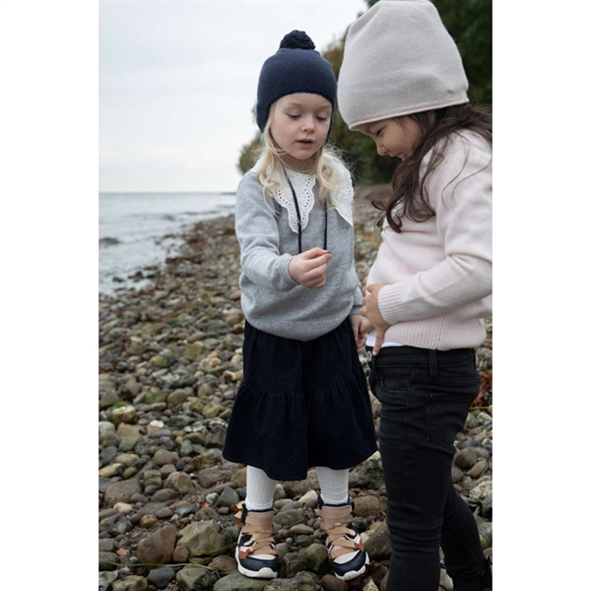 HOLMM Navy Pom Pom Cashmere Stickat Mössa