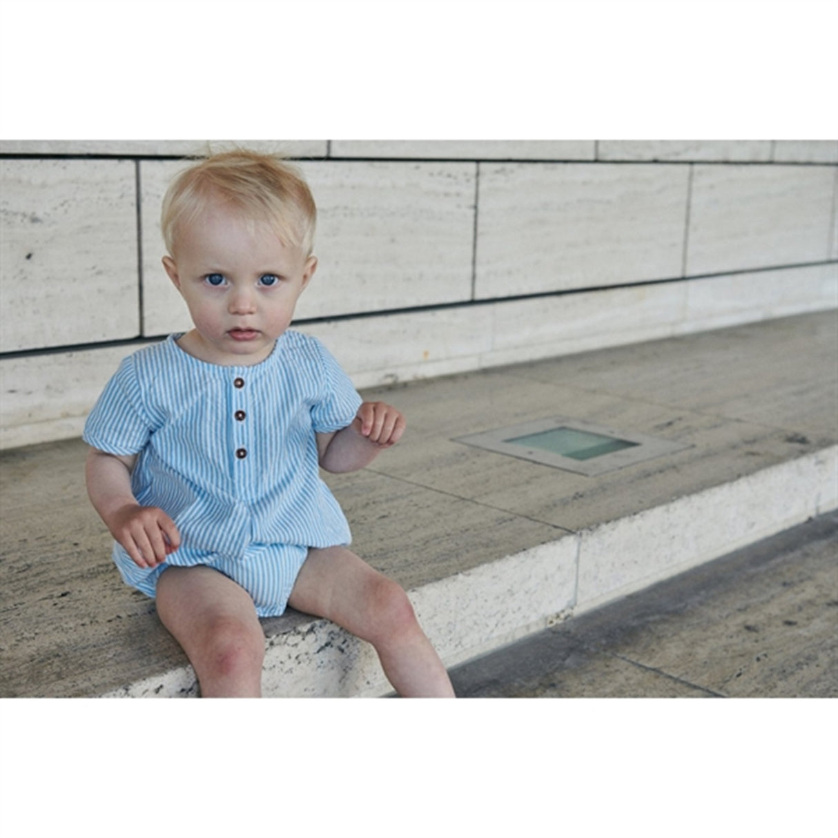 Copenhagen Colors Sky Blue W Cream Stripe Seersucker Romper m. ärmar