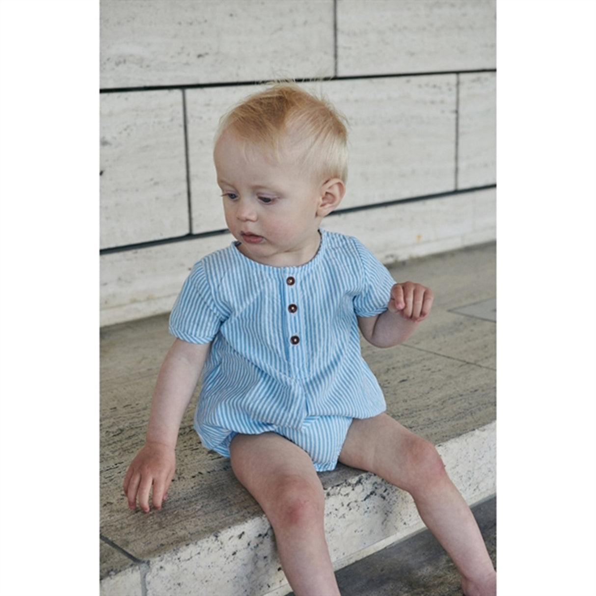 Copenhagen Colors Sky Blue W Cream Stripe Seersucker Romper m. ärmar