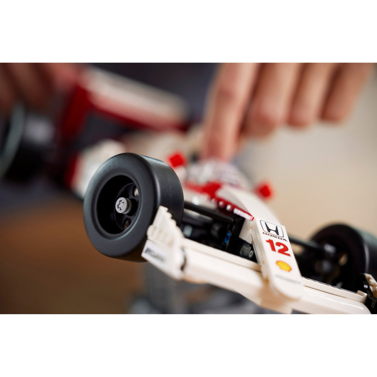 LEGO® Icons McLaren MP4/4 och Ayrton Senna