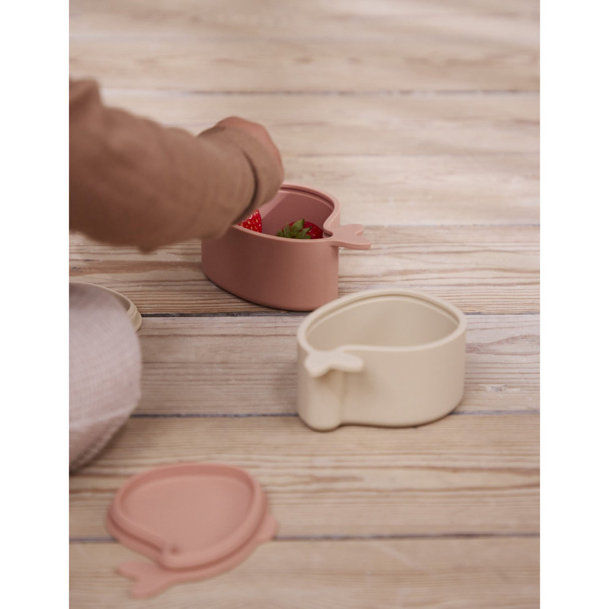 FILIBABBA Set med 2 små snackslådor Christian Blush the whale