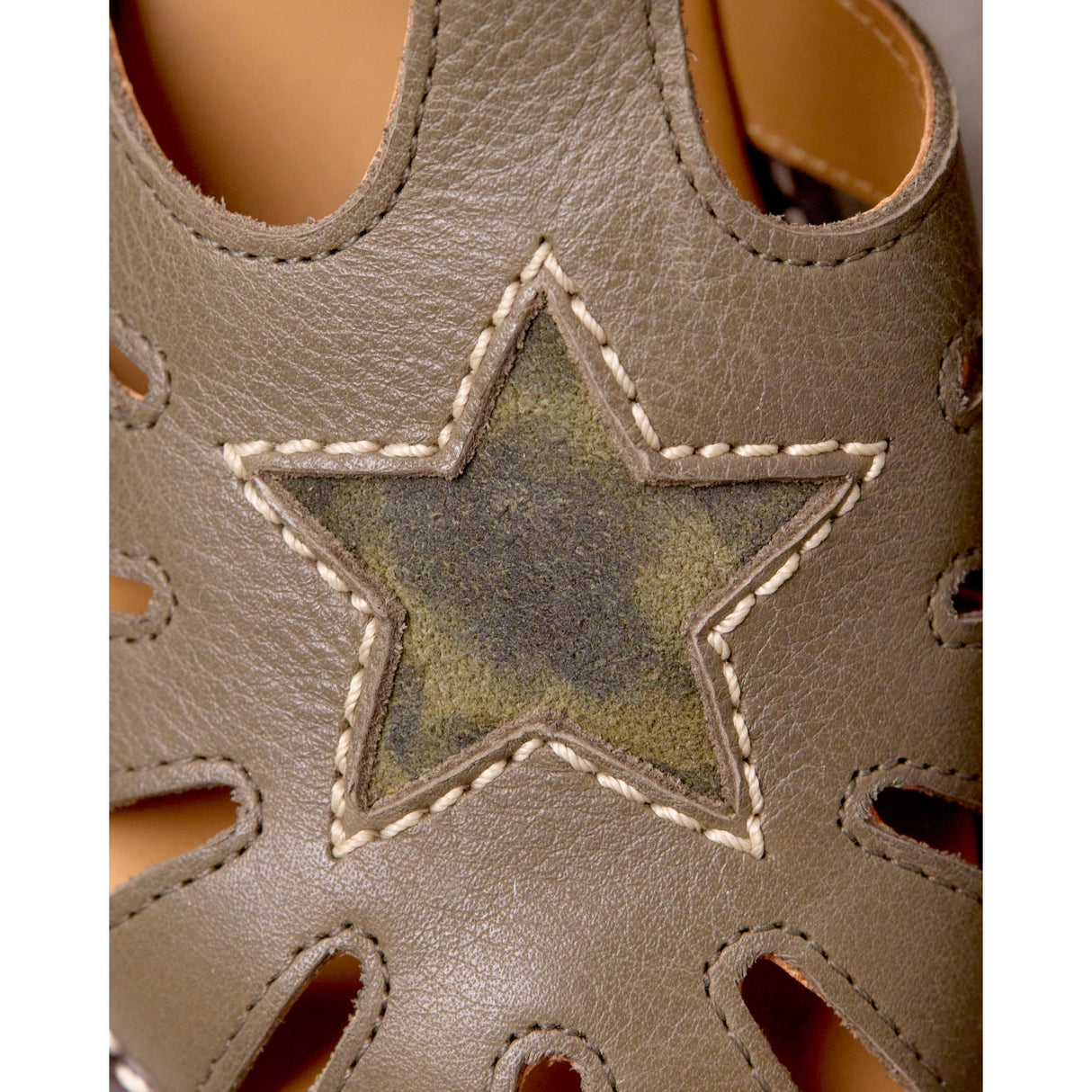 Angulus Forrest/Marshland print Lädersandal Med Stjernedetalje