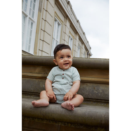 COPENHAGEN COLORS Green W Cream Stripe Seersucker Romper W. Ärmar