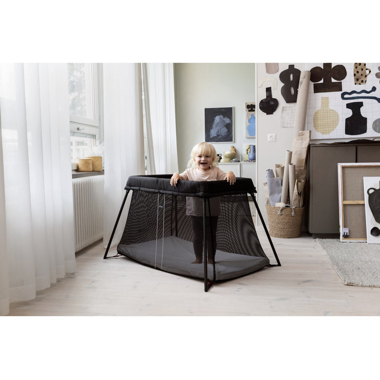 BabyBjörn Black Rejseseng Light Med Overtrækslagen