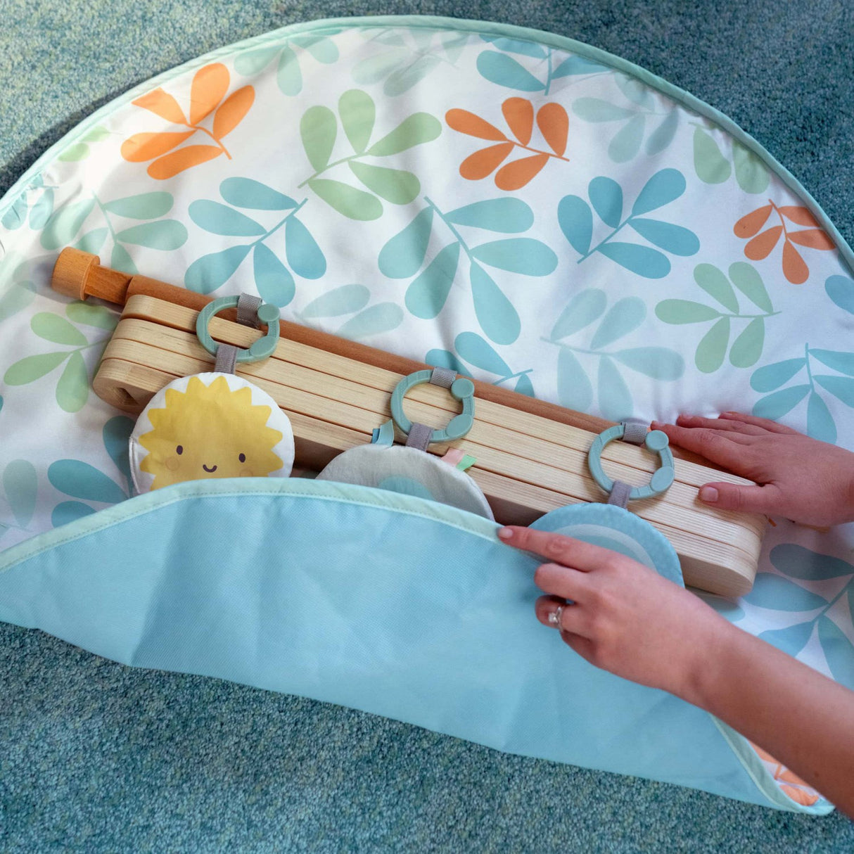 Ingenuity Sun Valley™ Wooden Leksak Arch & Play Mat