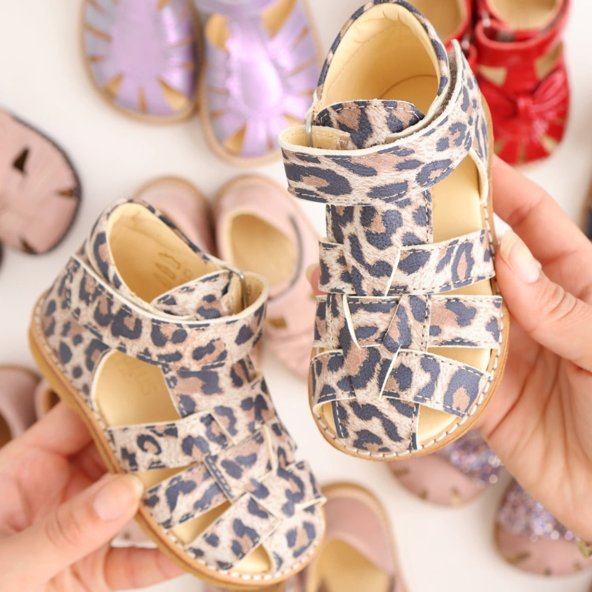 Angulus Leopard suede Börjar Sandal Med Kardborrebandlukning