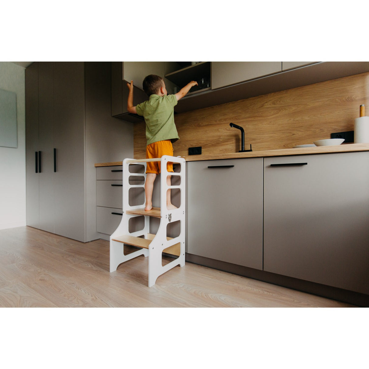 Duck Woodworks Foldable Kitchen Tower White