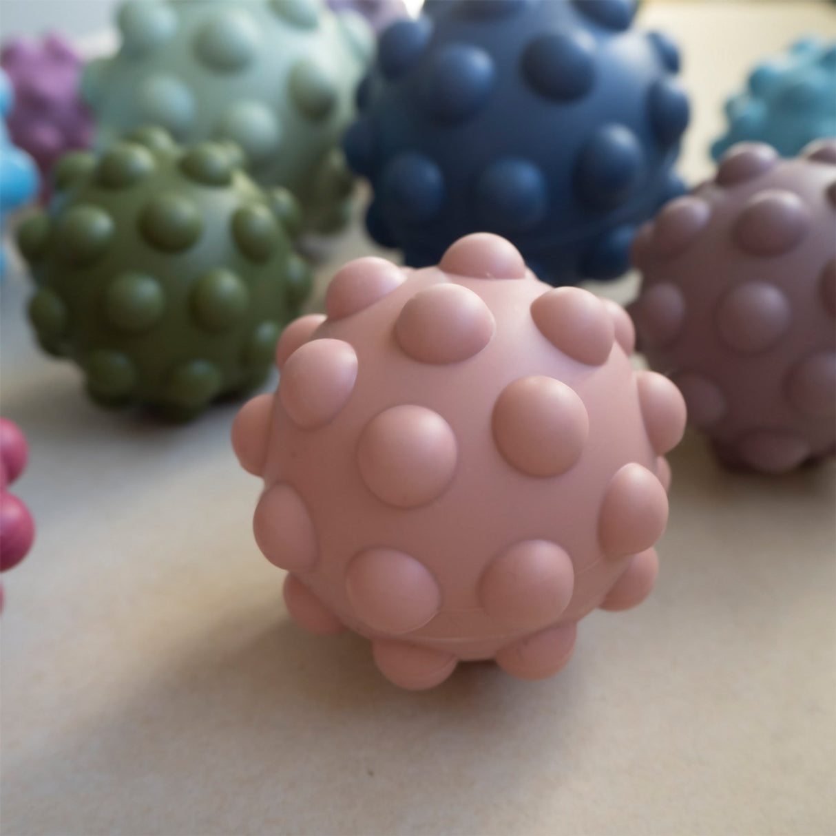 Tiny Tot Blush Sensorisk Silikone Fidget Boll