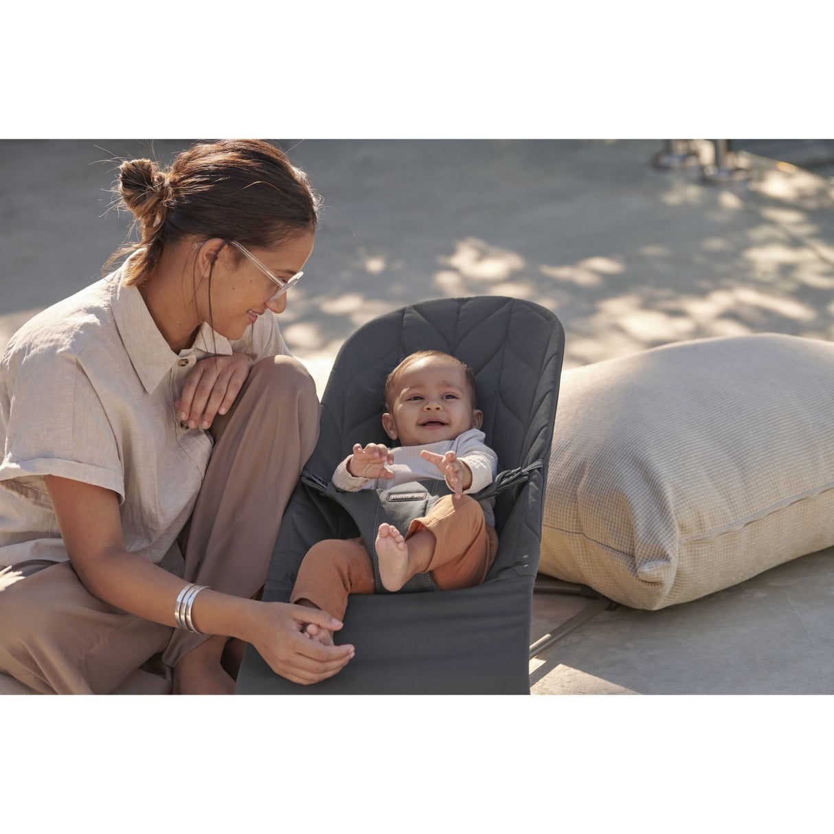 BabyBjörn Anthracite Grey Skråstol Bliss - Vævet, Blomsterbladsquilt