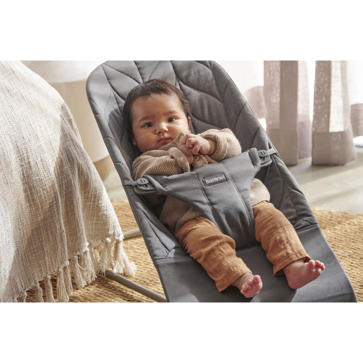 BabyBjörn Anthracite Grey Skråstol Bliss - Vævet, Blomsterbladsquilt