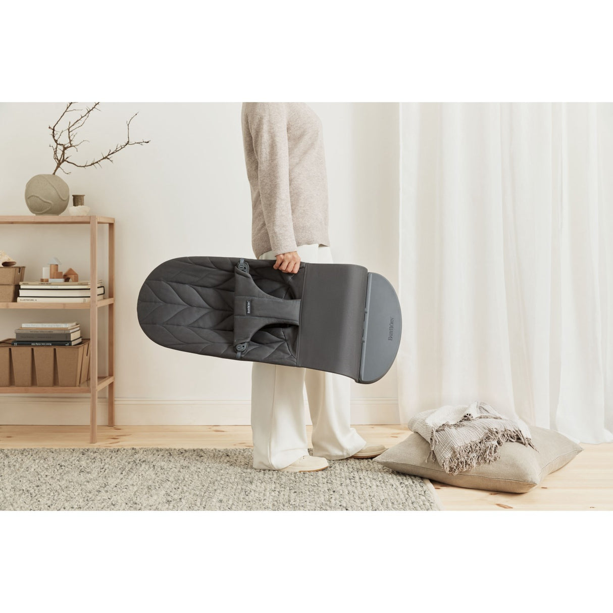 BabyBjörn Anthracite Grey Skråstol Bliss - Vævet, Blomsterbladsquilt