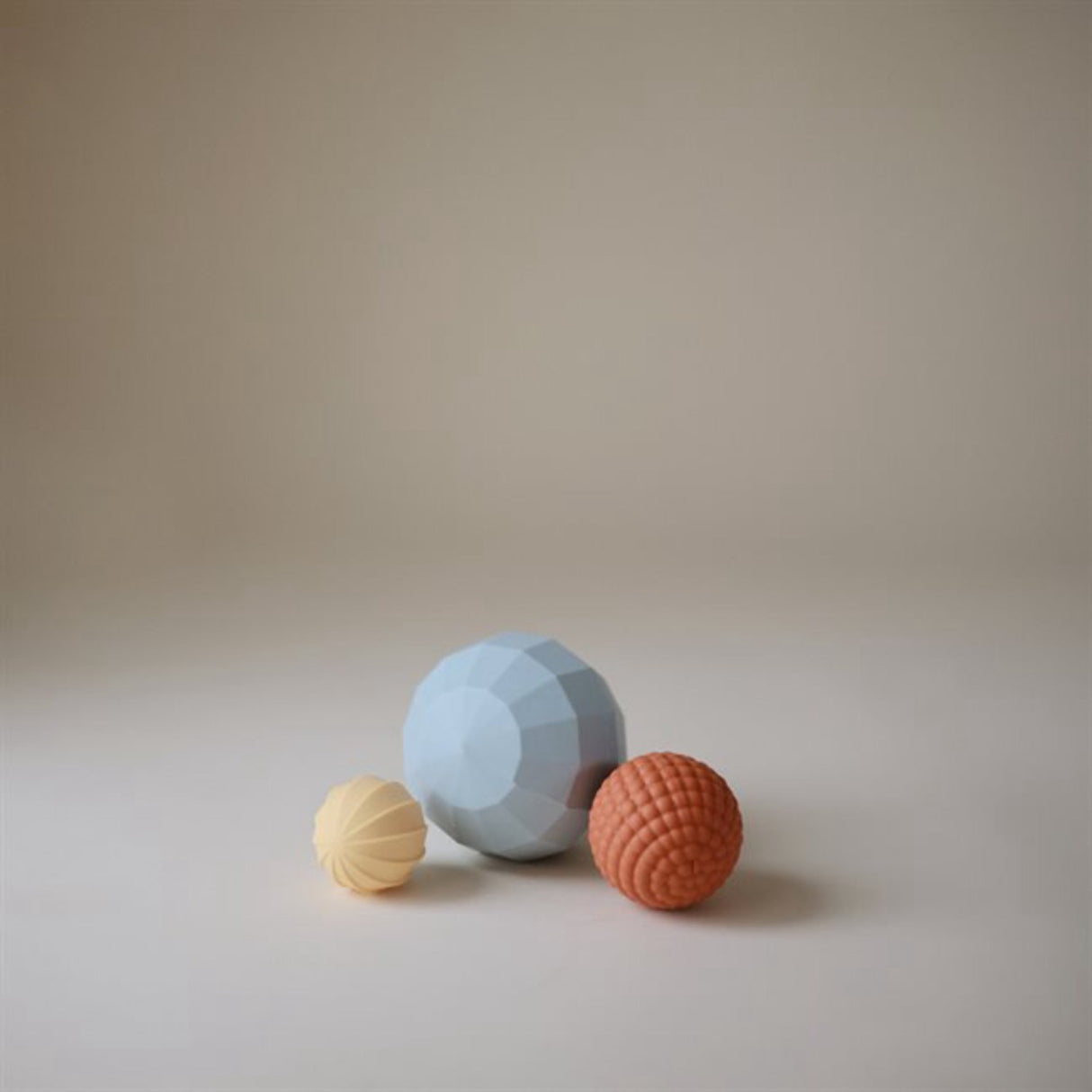 Mushie Powder Blue ​​Nesting Spheres Sensory Leksak