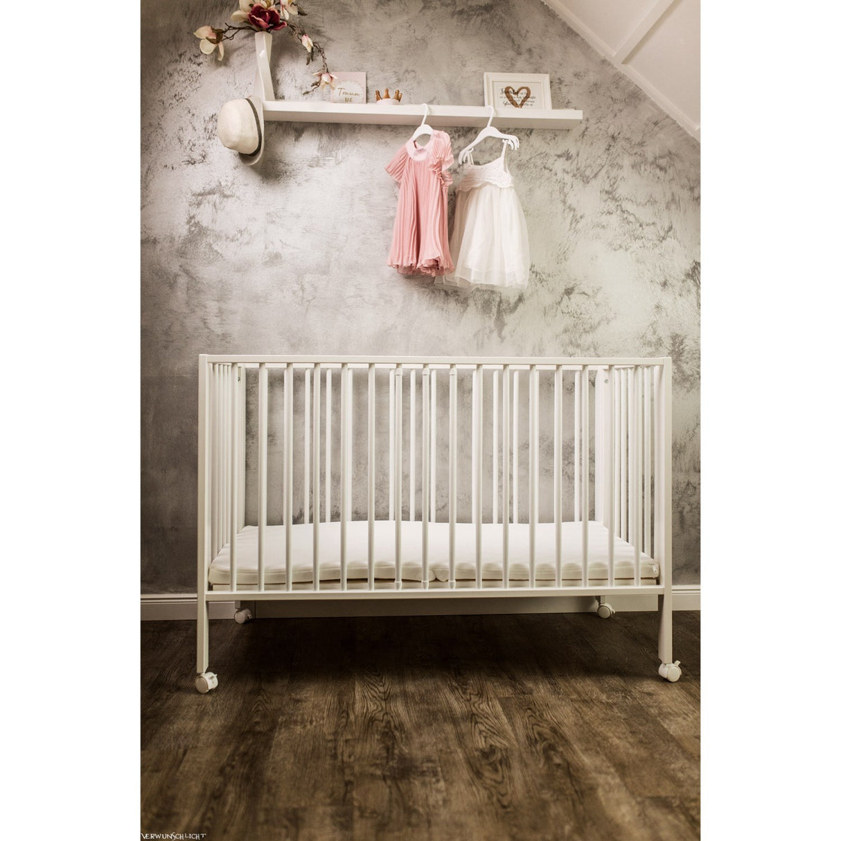 tiSsi® White Laquer Jori Sammenklappelig Säng Massiv Bok