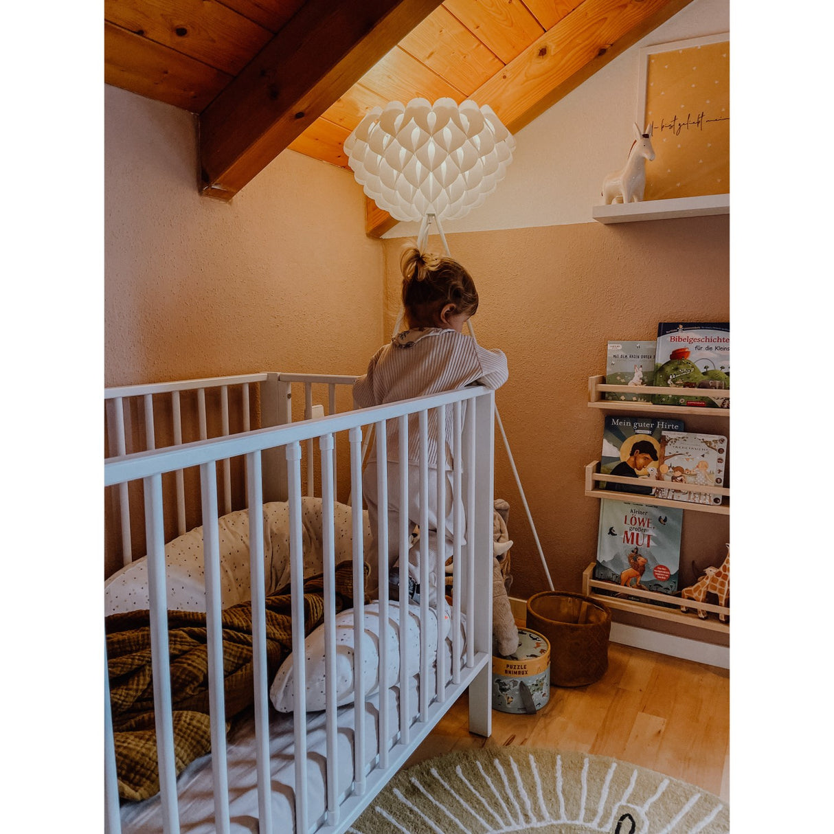 tiSsi® White Laquer Jori Sammenklappelig Säng Massiv Bok