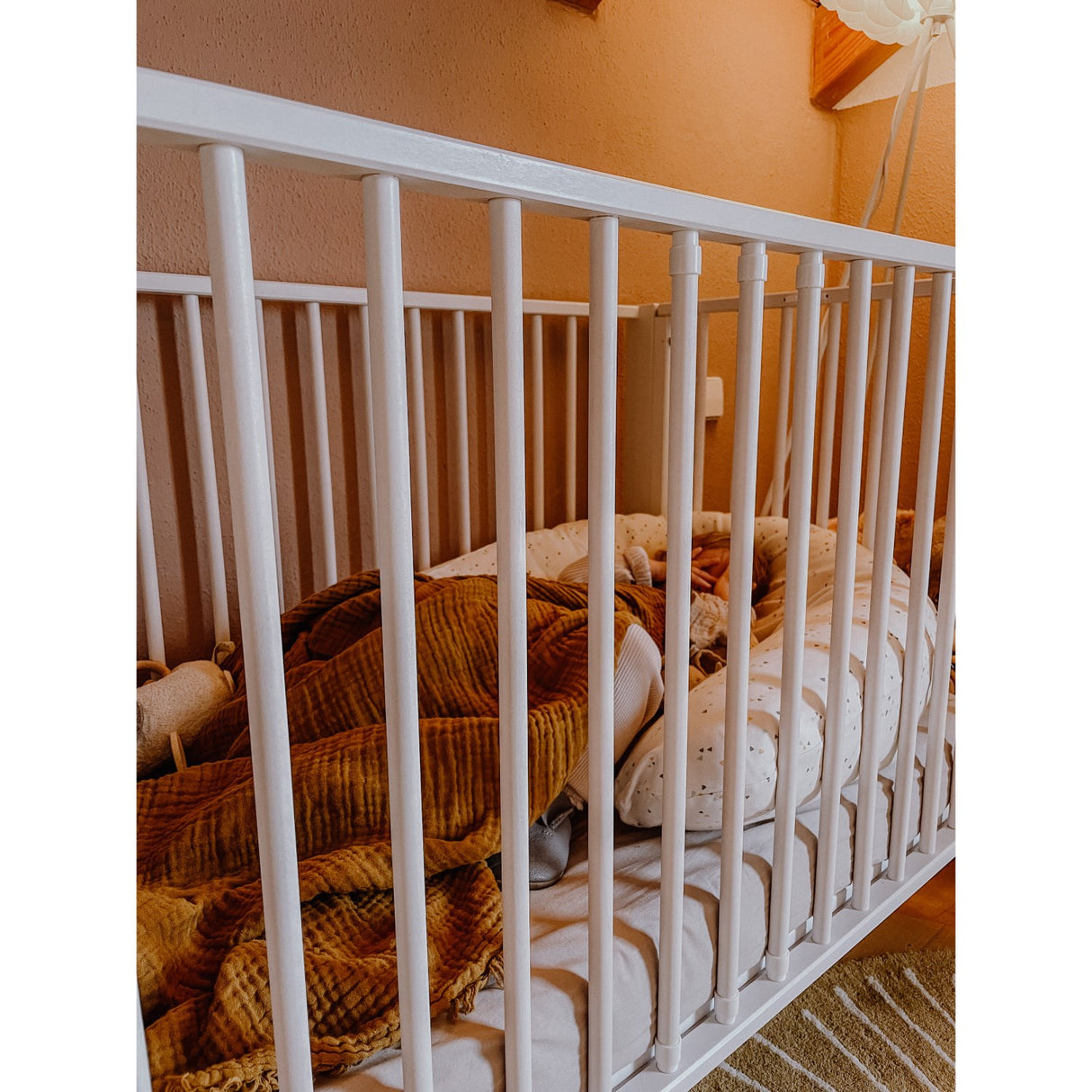 tiSsi® White Laquer Jori Sammenklappelig Säng Massiv Bok