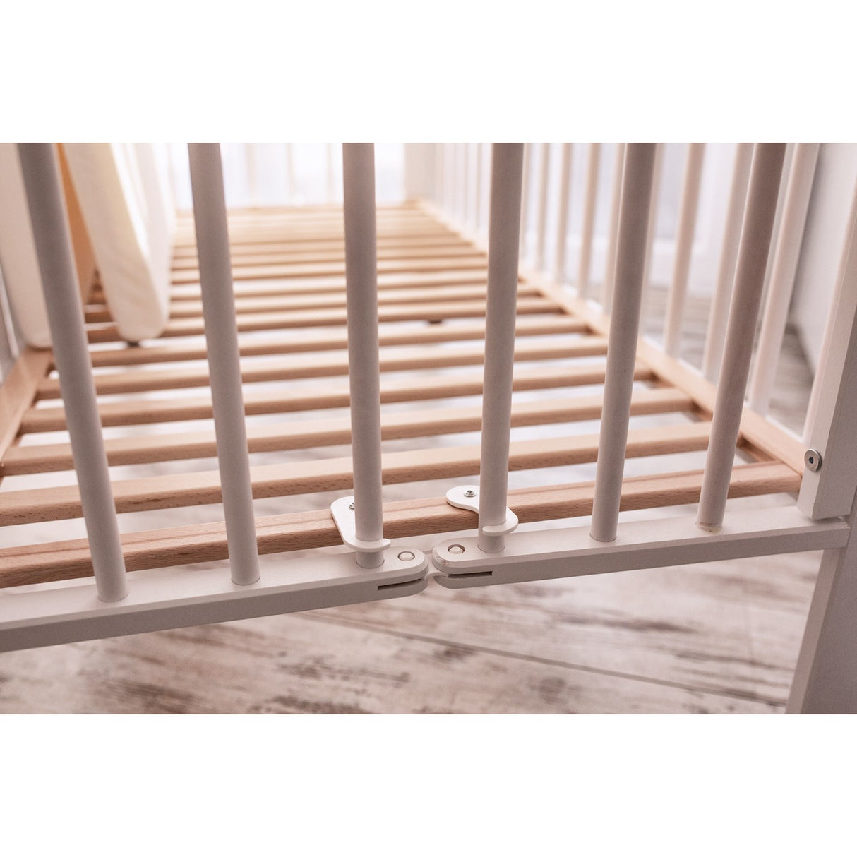 tiSsi® White Laquer Jori Sammenklappelig Säng Massiv Bok