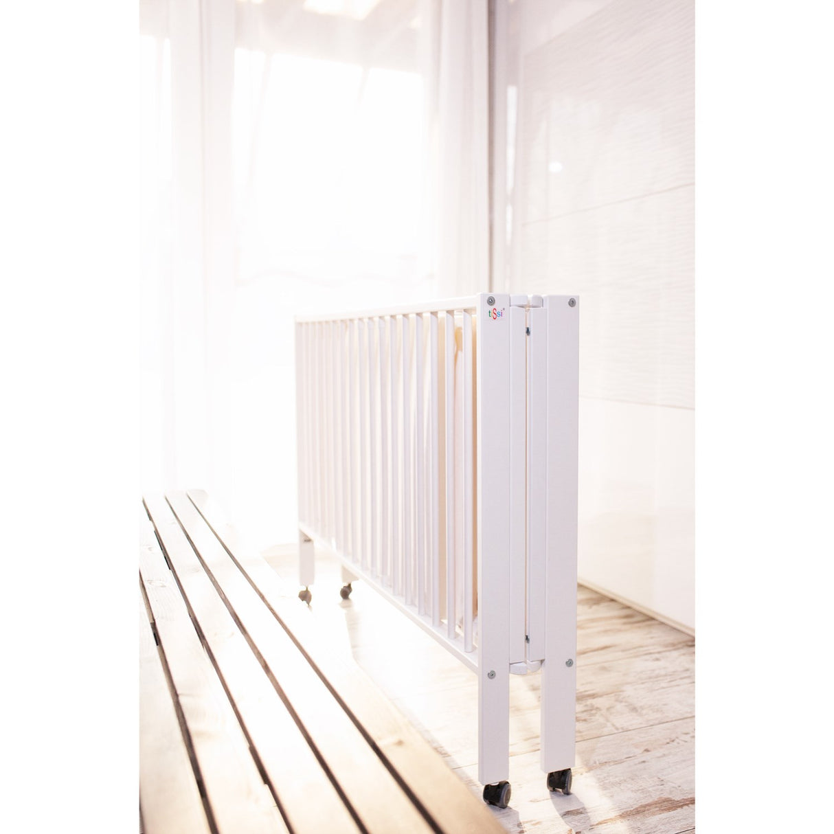 tiSsi® White Laquer Jori Sammenklappelig Säng Massiv Bok