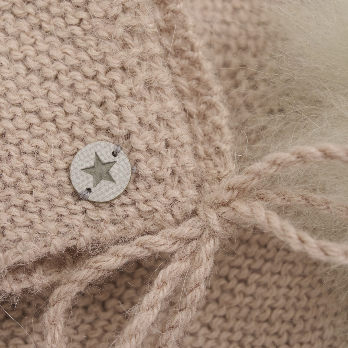 Huttelihut Mahogany Rose Bonnet Ull Stickad Alpaca Pompom