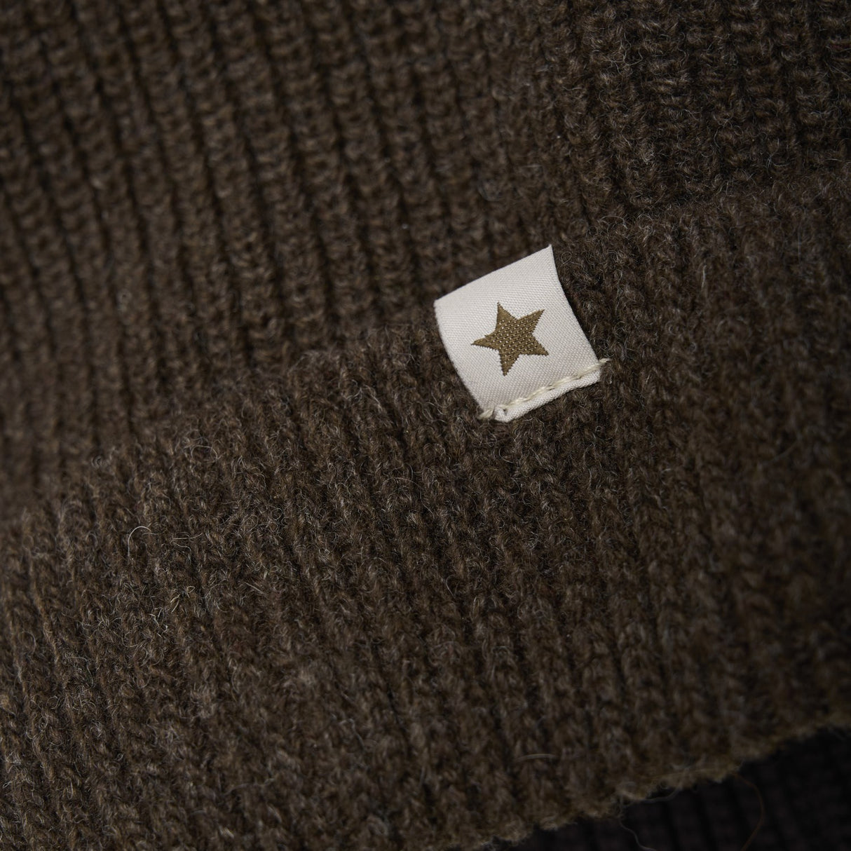 Huttelihut Dark Brown Melange Mössa Stickad Alpaca Pompoms